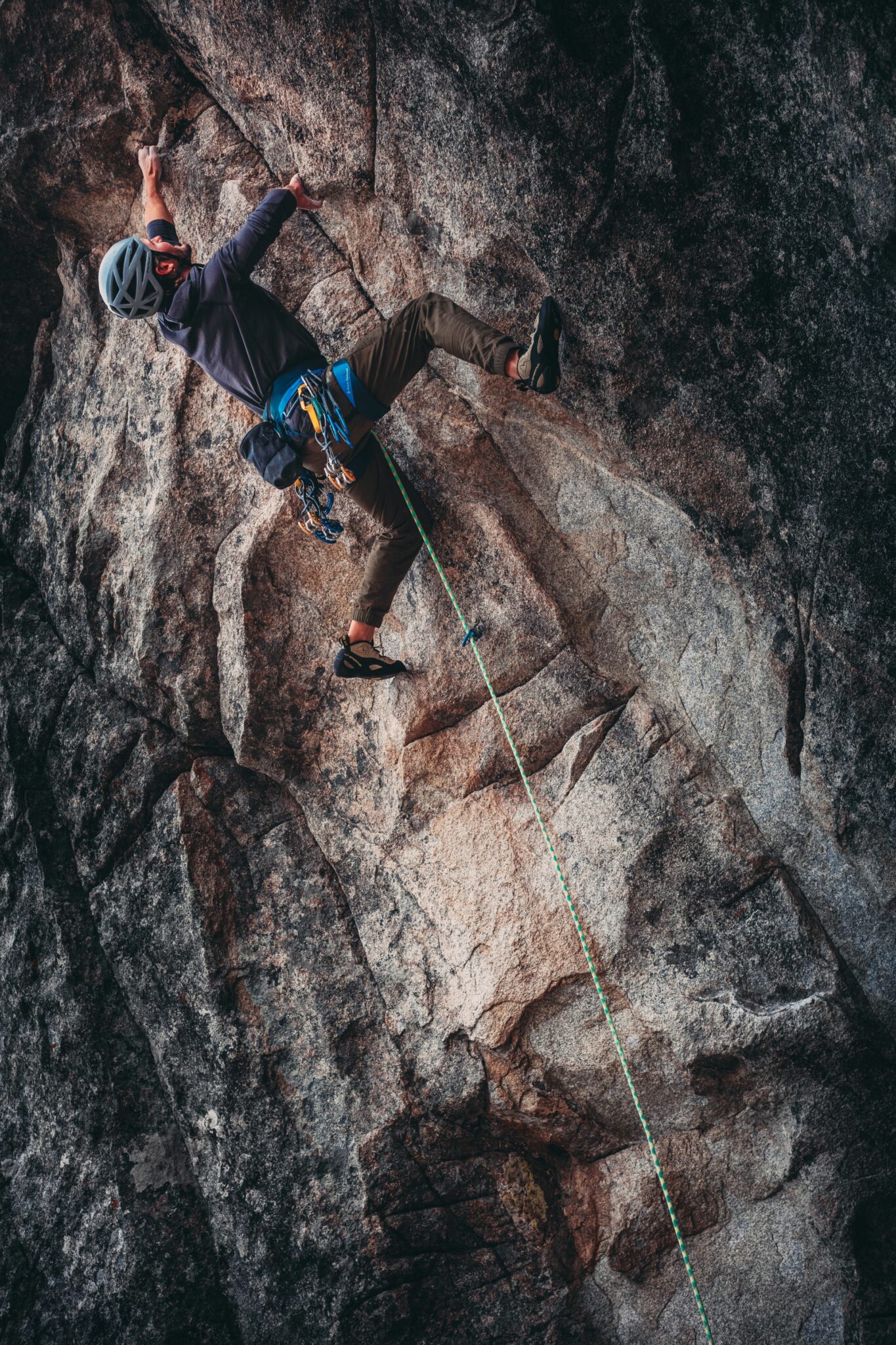 escalade de voie sur une roche basaltique à la réunion