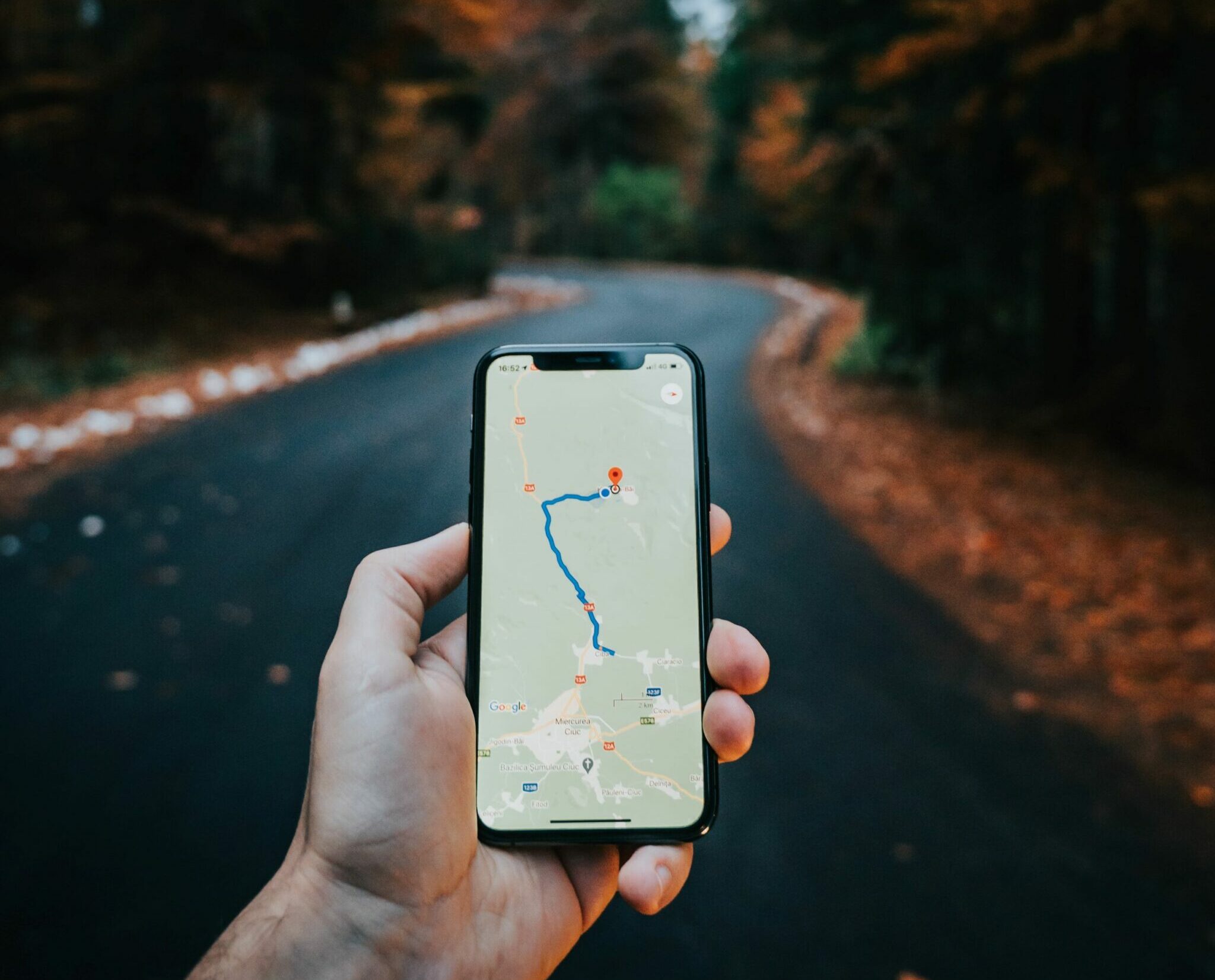 Un randonneur cherche son chemin grâce à google map sur son portable