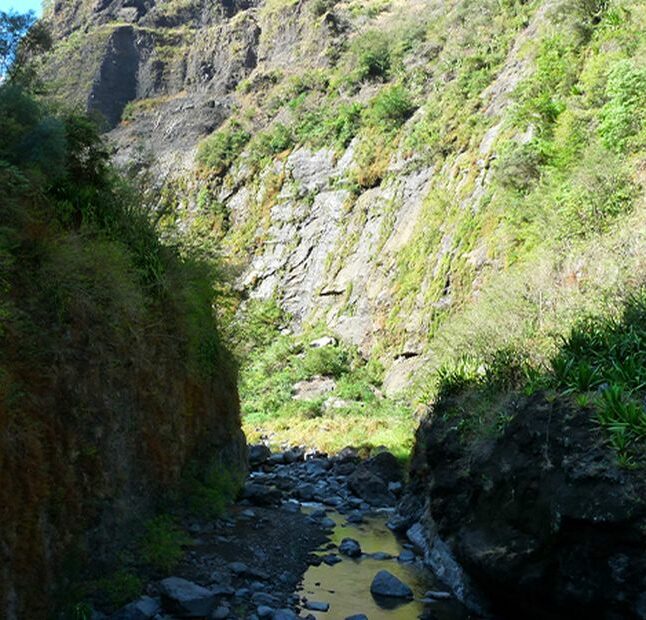 Ravine réunionnaise qui permet la pratique de l'escalade de falaise et de bloc à la réunion